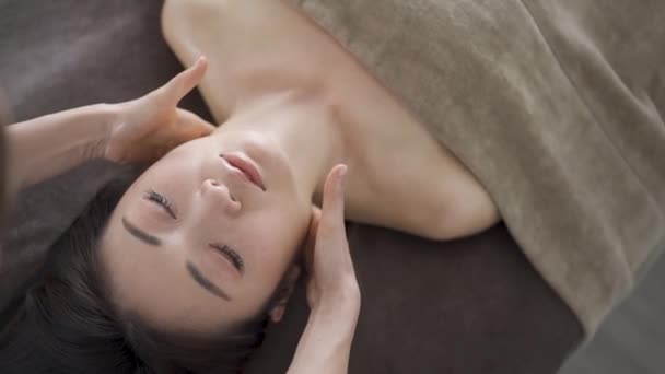 Japán nő kap egy nyaki masszázs egy esztétikai szalonban - Felvétel, videó
