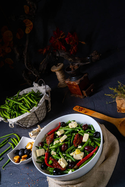Spicy green bean salad with olives, feta cheese and dried tomatoes - Valokuva, kuva