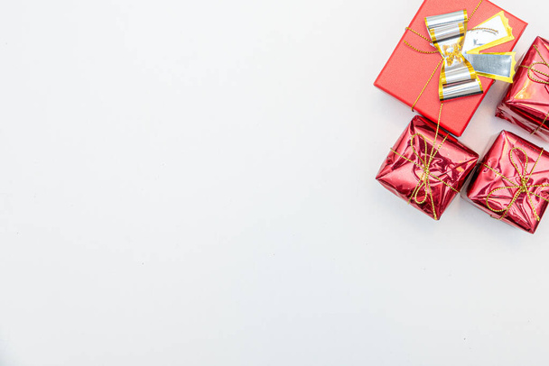 Рождественский подарок с золотыми шариками лук изолирован на белом - Фото, изображение