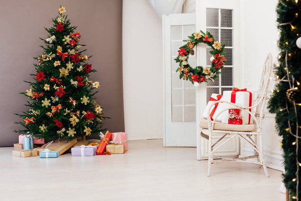 Interior de inverno pinho de árvore de Natal com decoração de presentes ano novo - Foto, Imagem