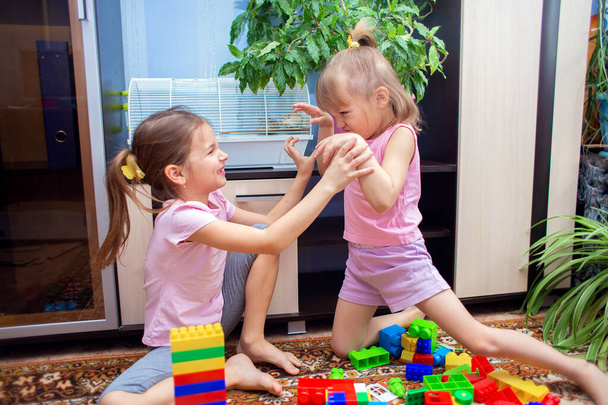 Děti nesdílely hračky, hádky a konflikty mezi dětmi, vztah sester - Fotografie, Obrázek