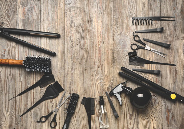 Комплект инструментов парикмахера на деревянном фоне - Фото, изображение