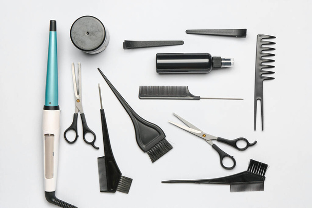 Set von Friseurwerkzeugen auf grauem Hintergrund - Foto, Bild