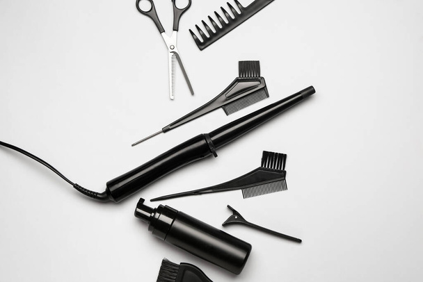 Комплект инструментов парикмахера на сером фоне - Фото, изображение