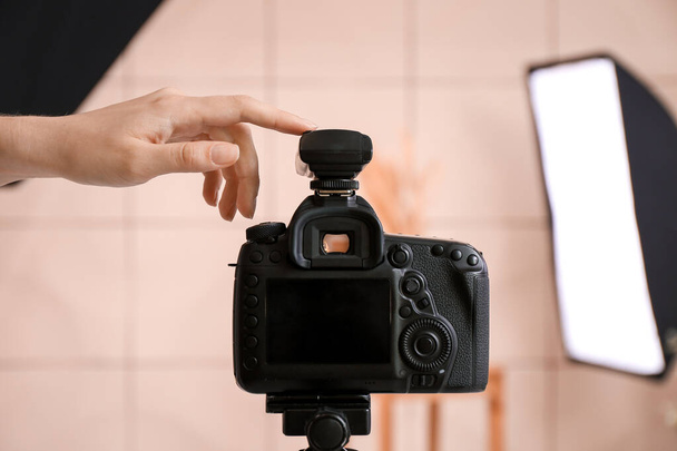 Γυναικείο χέρι με σύγχρονη φωτογραφική μηχανή, closeup - Φωτογραφία, εικόνα