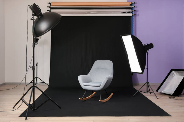 Interior del estudio de fotografía con equipo moderno - Foto, imagen