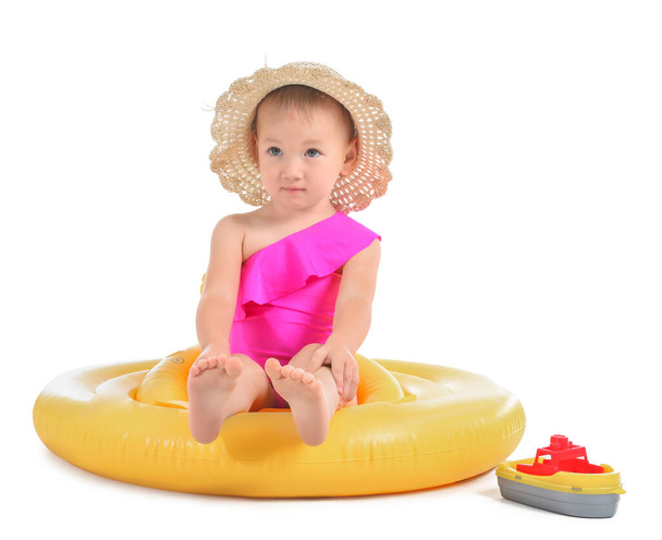 Bébé fille mignonne avec anneau gonflable sur fond blanc - Photo, image