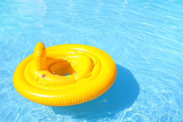 Rubber opblaasbare ring in zwembad - Foto, afbeelding