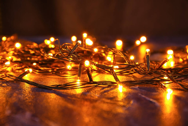 Zářící vánoční světla na tmavém pozadí - Fotografie, Obrázek