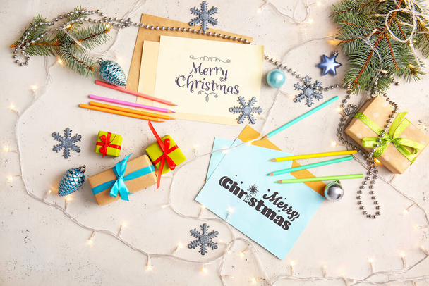 Belos cartões de saudação para a celebração de Natal com presentes no fundo branco - Foto, Imagem
