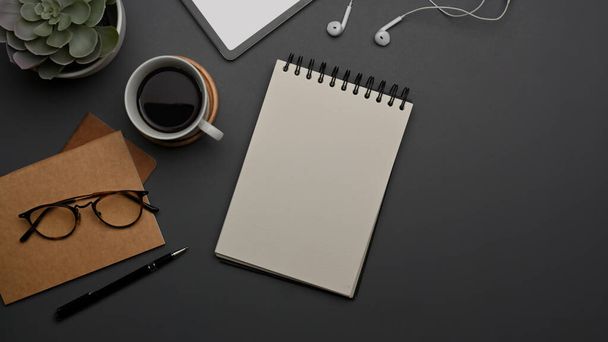 Vista superior da mesa de trabalho com notebook em branco, xícara de café, óculos, suprimentos e espaço de cópia na mesa - Foto, Imagem