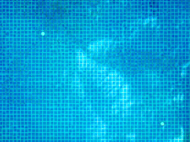 Kék medence háttér. Úszómedence alsó háttér kis négyzet kék mozaik csempe fa árnyékban tiszta víz felületen, kilátás felülről. - Fotó, kép