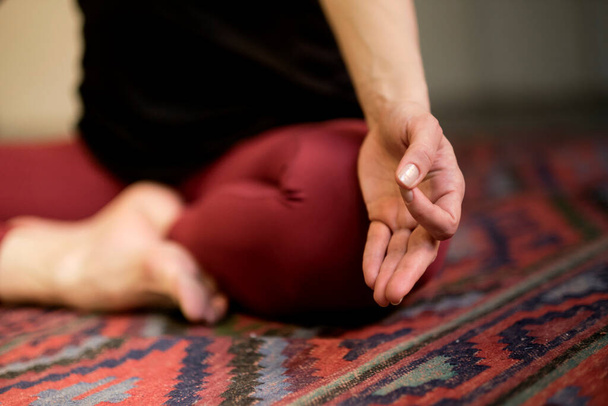 Detalle de las manos mientras medita. mujer practicando yoga concepto equilibrio natural entre el cuerpo y el desarrollo mental. - Foto, Imagen
