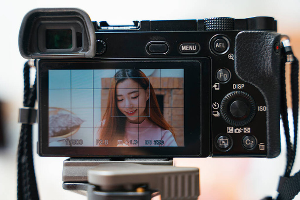 Piękna azjatycka kobieta filmowanie kosmetyczne test show z kamery wideo. - Zdjęcie, obraz