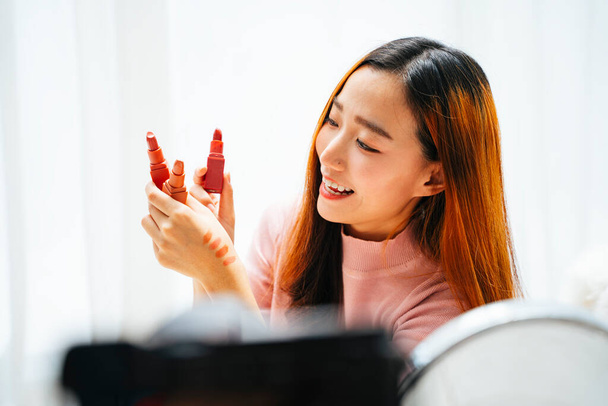Krásná asijská žena vliv recenzi rtěnky na publikum na sociálních médiích. - Fotografie, Obrázek
