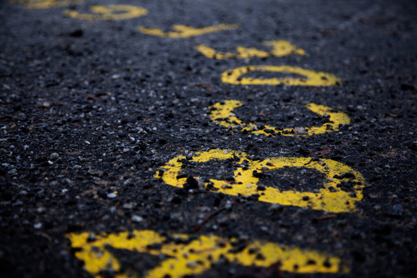 o alfabeto escrito em texto amarelo no asfalto - Foto, Imagem