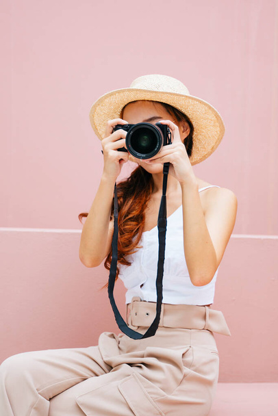 Jóvenes viajero asiático mujer con digital cámara. - Foto, imagen