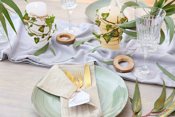 Schöne Tischdekoration mit floralem Dekor - Foto, Bild