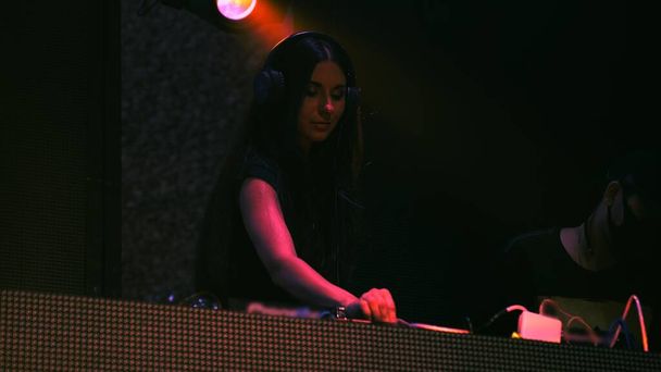 DJ auf der Bühne in Disco-Nachtclub mixt Techno-Musik-Beat - Foto, Bild