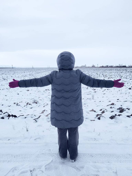 pole człowieka i śniegu w zimie - Zdjęcie, obraz