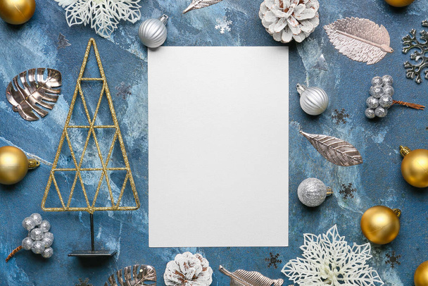 Όμορφη Χριστουγεννιάτικη σύνθεση με λευκή κάρτα στο φόντο χρώμα - Φωτογραφία, εικόνα