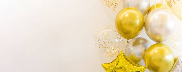 Ballons de couleur or et argent sur fond blanc avec espace de copie pour la décoration de fête, concept Nouvel An. célébrer le temps - Photo, image