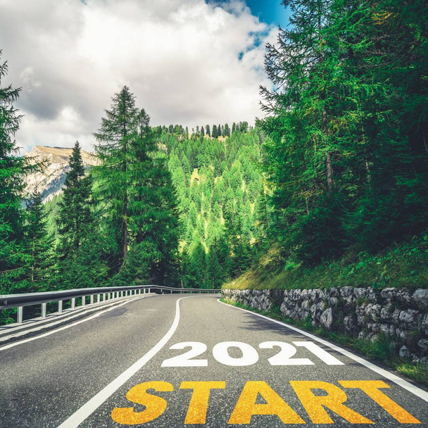 2021 Viaje por carretera de año nuevo y concepto de visión futura . - Foto, Imagen