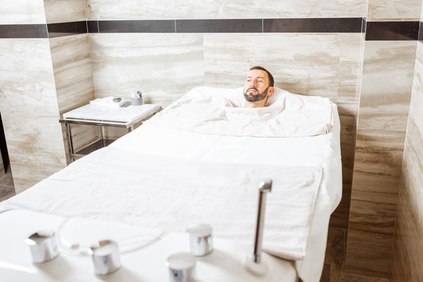 Man ontspannen in het bad met kooldioxide - Foto, afbeelding