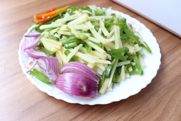 смешанный сырой овощ на тарелке для приготовления пищи - Фото, изображение