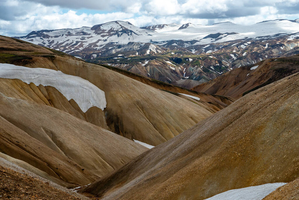 Вулканические горы Ландманналаугар в природном заповеднике Фьяллабак. Исландия - Фото, изображение