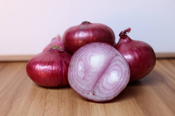 Beyaz arka planda sağlıklı ve baharatlı kırmızı soğan stoku - Fotoğraf, Görsel