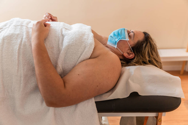 жінка відпочиває у кімнаті фізичних терапевтів з голками акупунктури
 - Фото, зображення