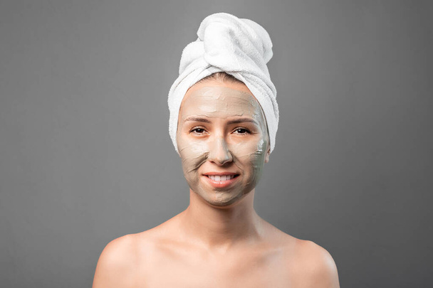 Atractiva mujer feliz se somete a procedimiento con máscara de colágeno, cuidado de la piel de la cara del suero. Procedimiento de limpieza. Cosmetología. Limpieza de la piel ecológica ecológica. - Foto, Imagen
