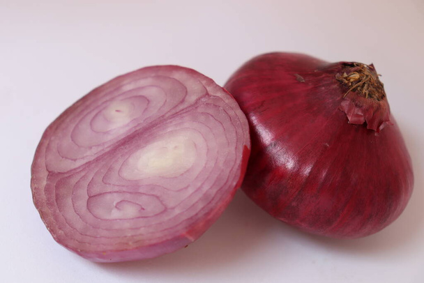 υγιεινό και πικάντικο κόκκινο κρεμμύδι απόθεμα σε λευκό φόντο - Φωτογραφία, εικόνα