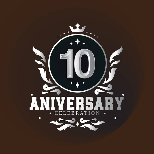 10-jähriges Jubiläum Logo mit Eleganz silberne Farbe isoliert auf braunem Hintergrund für Feier-Veranstaltung - Vektor, Bild
