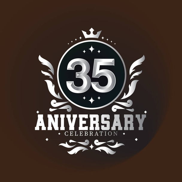 35-jähriges Jubiläum Logo mit Eleganz silberne Farbe isoliert auf braunem Hintergrund für Feier-Veranstaltung - Vektor, Bild