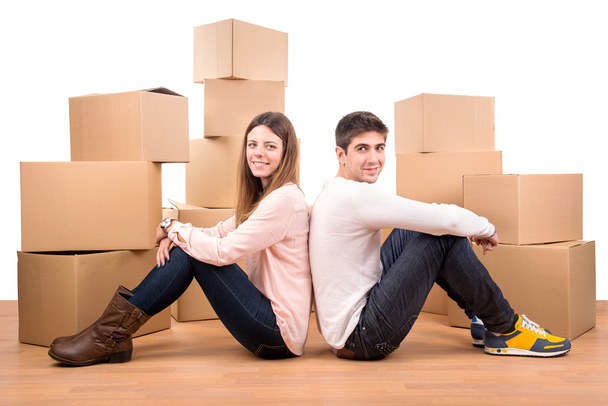 casal feliz com caixas
 - Foto, Imagem
