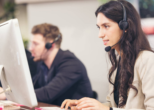 Multikulturelle Geschäftsleute, die in einem Call Center arbeiten, Online-Kundenbetreuungsservice. - Foto, Bild