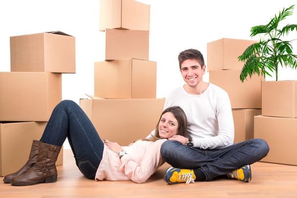 Happy couple with boxes - Foto, Bild