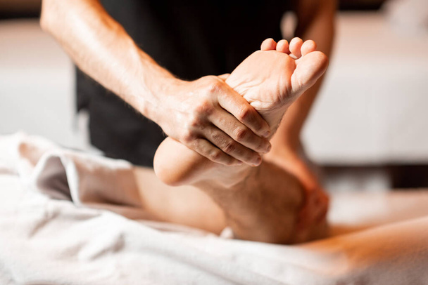 Masseur faire un massage profond à un client masculin - Photo, image