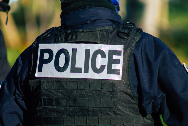 Reims Francja 28 listopada 2020 Widok francuskiego funkcjonariusza policji patrolującego historyczne ulice Reims podczas pandemii koronawirusowej i zamknięcia w celu powstrzymania populacji - Zdjęcie, obraz