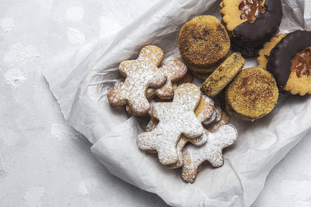 Homemade gingerbread, cinnamon and chocolate cookies on white background from above. Flat lay - Foto, immagini