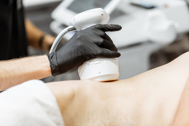 Ultrasound liposuction procedure for a male client - Foto, Bild