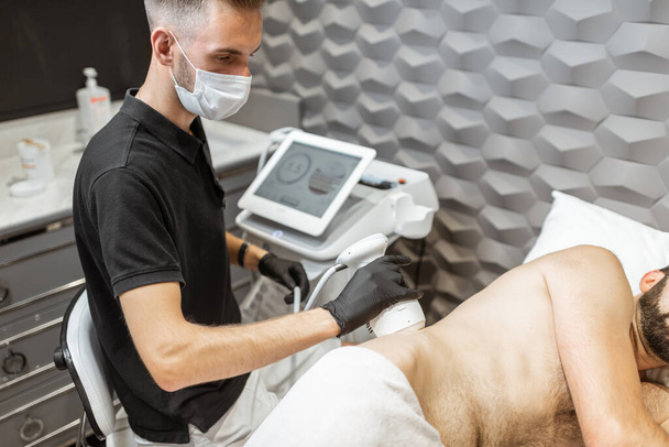 Procedura ultradźwiękowej liposukcji męskiego klienta - Zdjęcie, obraz