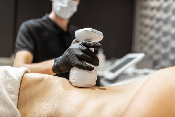 Ultrasound liposuction procedure for a male client - 写真・画像