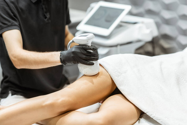 Ultrasound liposuction procedure for a male client - Fotoğraf, Görsel