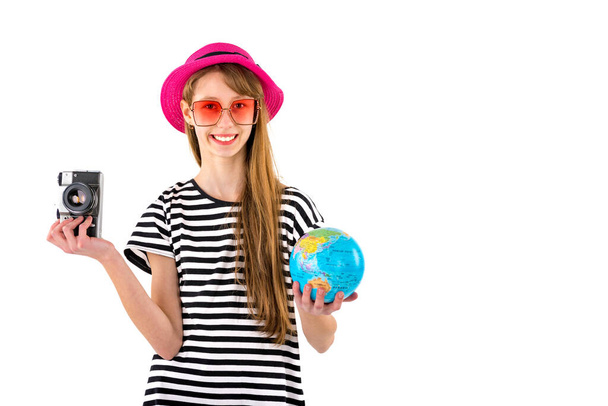 Viajero turista adolescente sosteniendo cámara retro, globo aislado sobre fondo blanco. - Foto, imagen