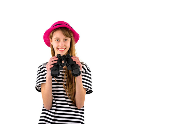 nastolatka dziewczyna patrząc na kulę ziemską z lornetki izolowane na białym tle.. - Zdjęcie, obraz