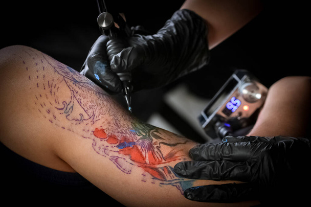 Ženské tattoo umělec dělat tetování na pánskou ruku - Fotografie, Obrázek