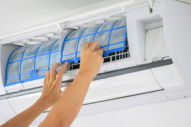 man handgreep airconditioner filter reinigingsconcept - Foto, afbeelding